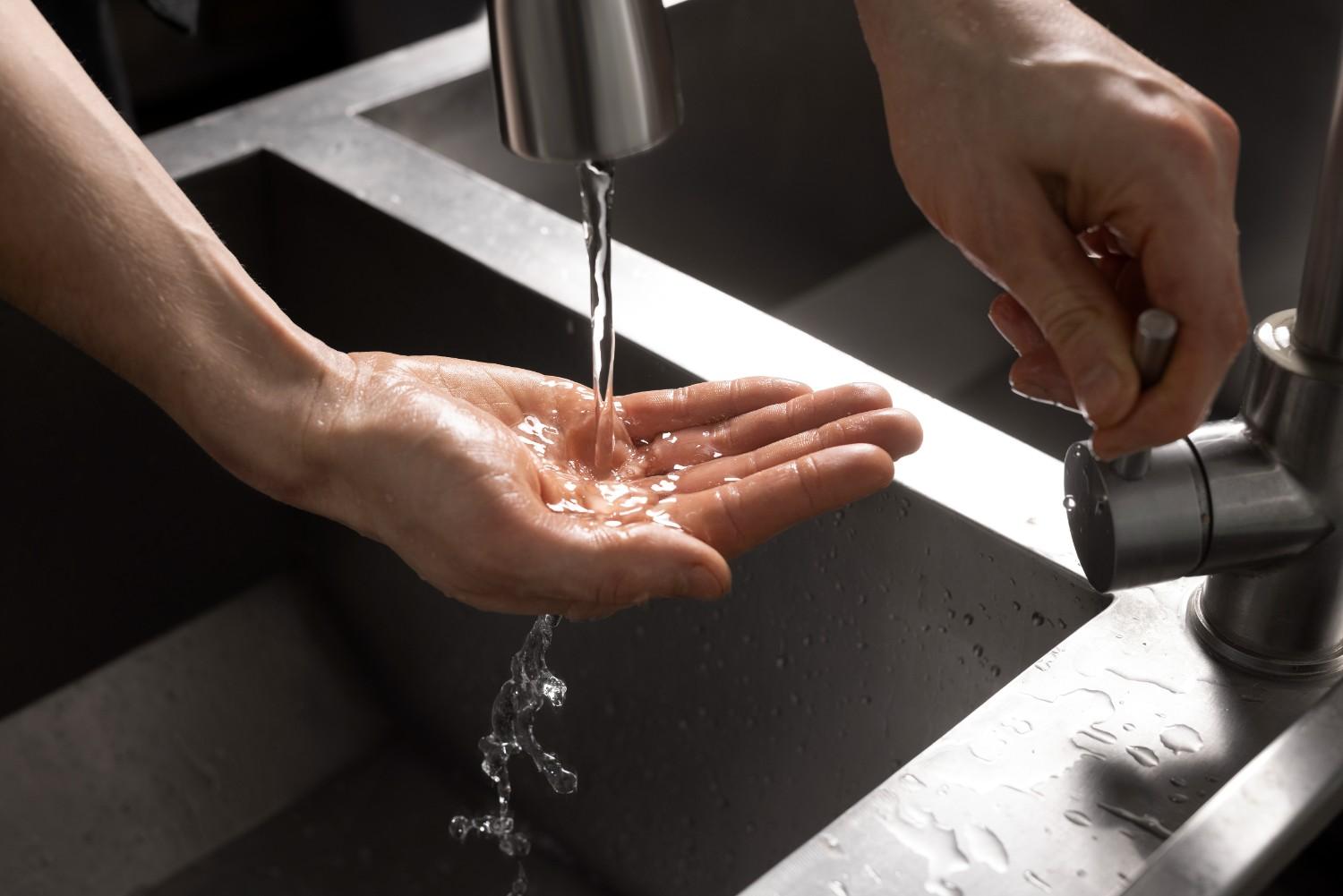 Comment un Lave Main Professionnel Renforce le Contrôle des Infections dans les Laboratoires
