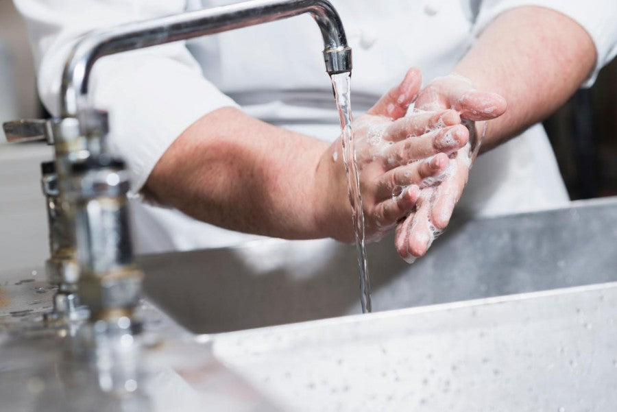 L’Hygiène en Cuisine Professionnelle : Pourquoi Chaque Traiteur a Besoin d’un Lave-Mains Mobile