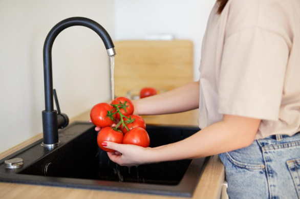 Les avantages quotidiens d’un robinet douchette en cuisine et comment éviter la perte de pression