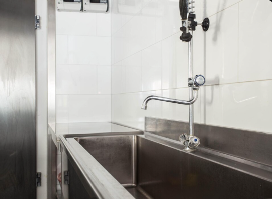 Comment les lave-mains industriels réduisent la contamination dans les environnements de travail exigeants