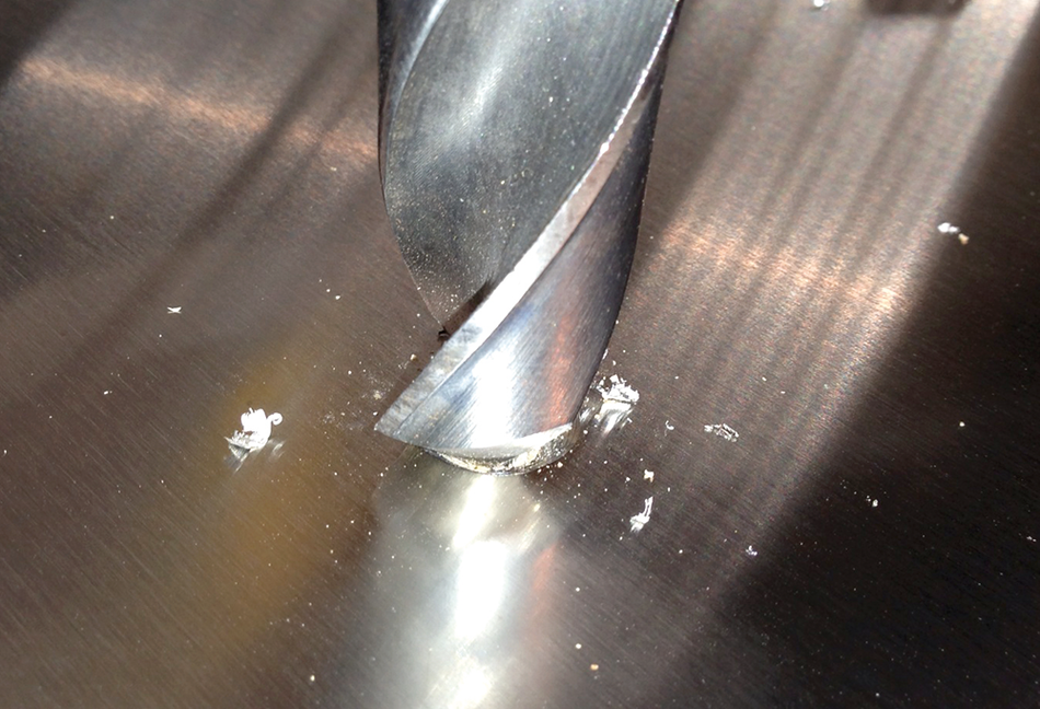 Percer une table pour faire un trou vide ordures